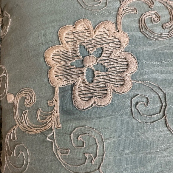 VTG Set of Two Floral Lace Square Decorative Throw Pillow White-Blue 13”x13” - Picture 9 of 11